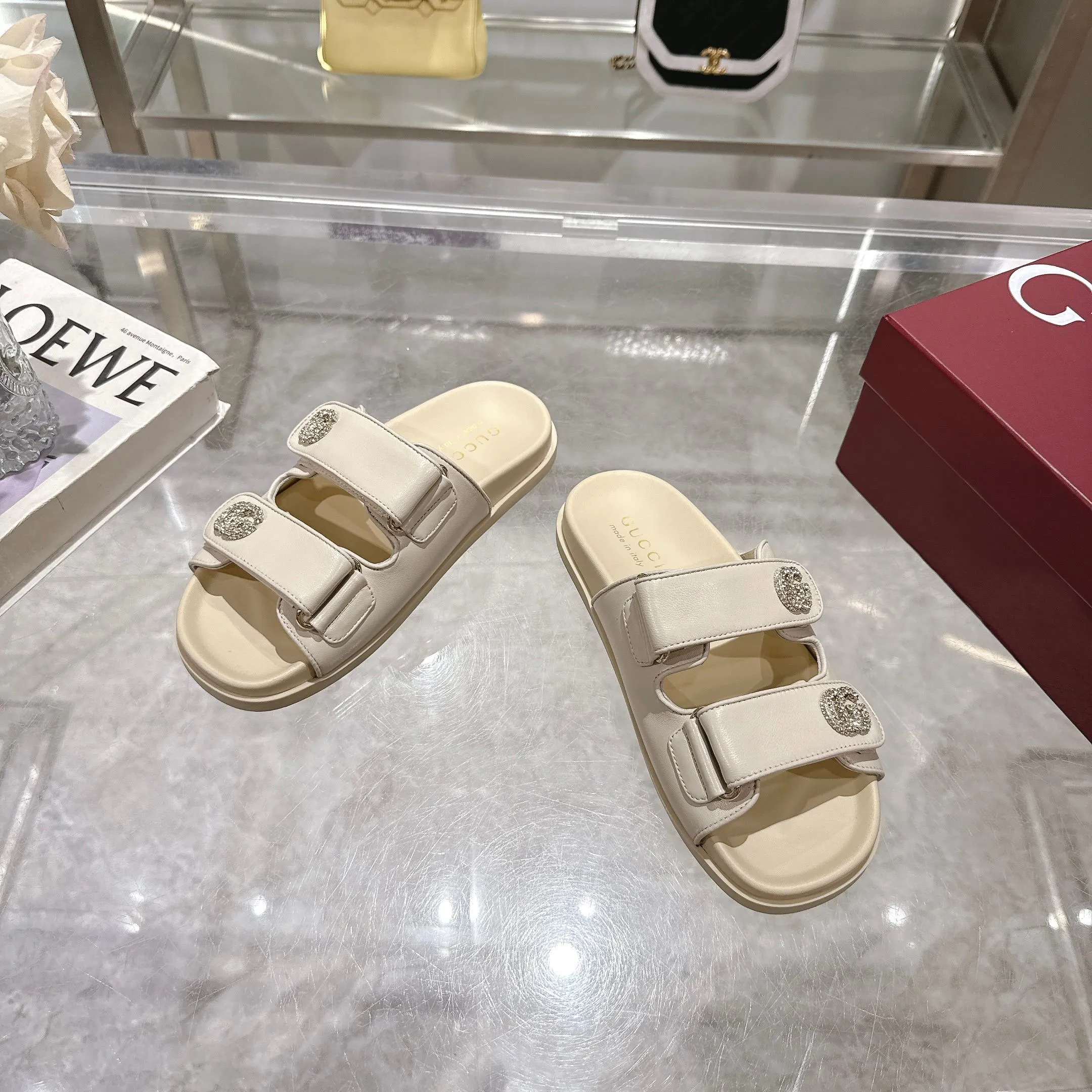 Wholesale direct sales 260👟👟 Gucci’s modern design aesthetic explores the path of unique craftsmanship, cleverly integrating the brand’s classic elements with its beloved brand identity. The sandal is embellished with the beloved Double G hardware, adding a touch of understated branding to the design, complementing the versatility of the Velcro straps. Women Light gold tone hardware Sheepskin lining Double G Rubber sole Velcro fastening Flat sole